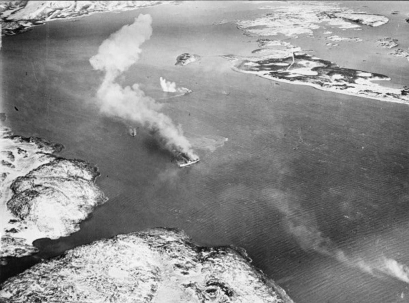 Navio Rigel com prisioneiros controlado pelos alemães após bombardeio por aeronaves britânicas