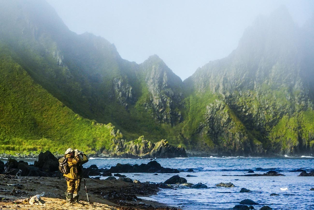Членови на експедиција стојат на брегот на ‘ртот Васин на островот Уруп (остров од јужната група на Големиот гребен на Курилските острови).
