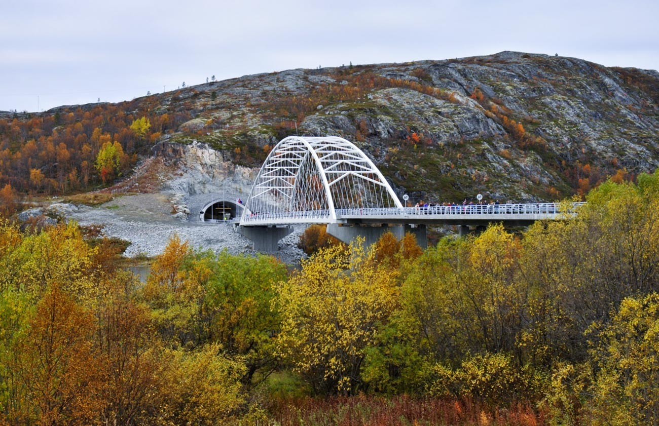 Челичниот мост Бекфорд на автопатот Е105 кај населбата Стурскуг. Автопатот Е105 е единствен магистрален пат кој ја пресекува норвешко-руската граница.

