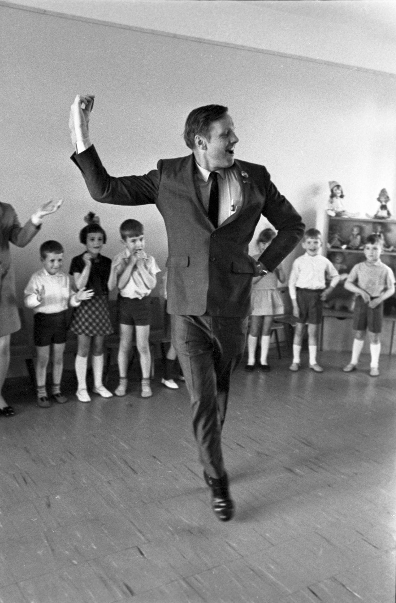 Neil Armstrong danse dans le centre de loisirs pour enfants 