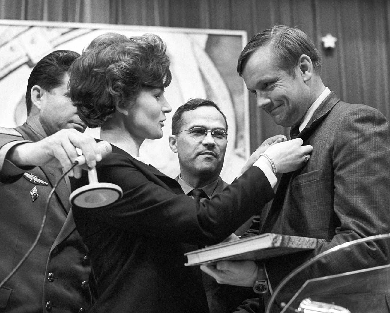 L'astronaute américain Neil Armstrong en visite à la Cité des étoiles. La première femme dans l'espace Valentina Terechkova lui offre un souvenir.
