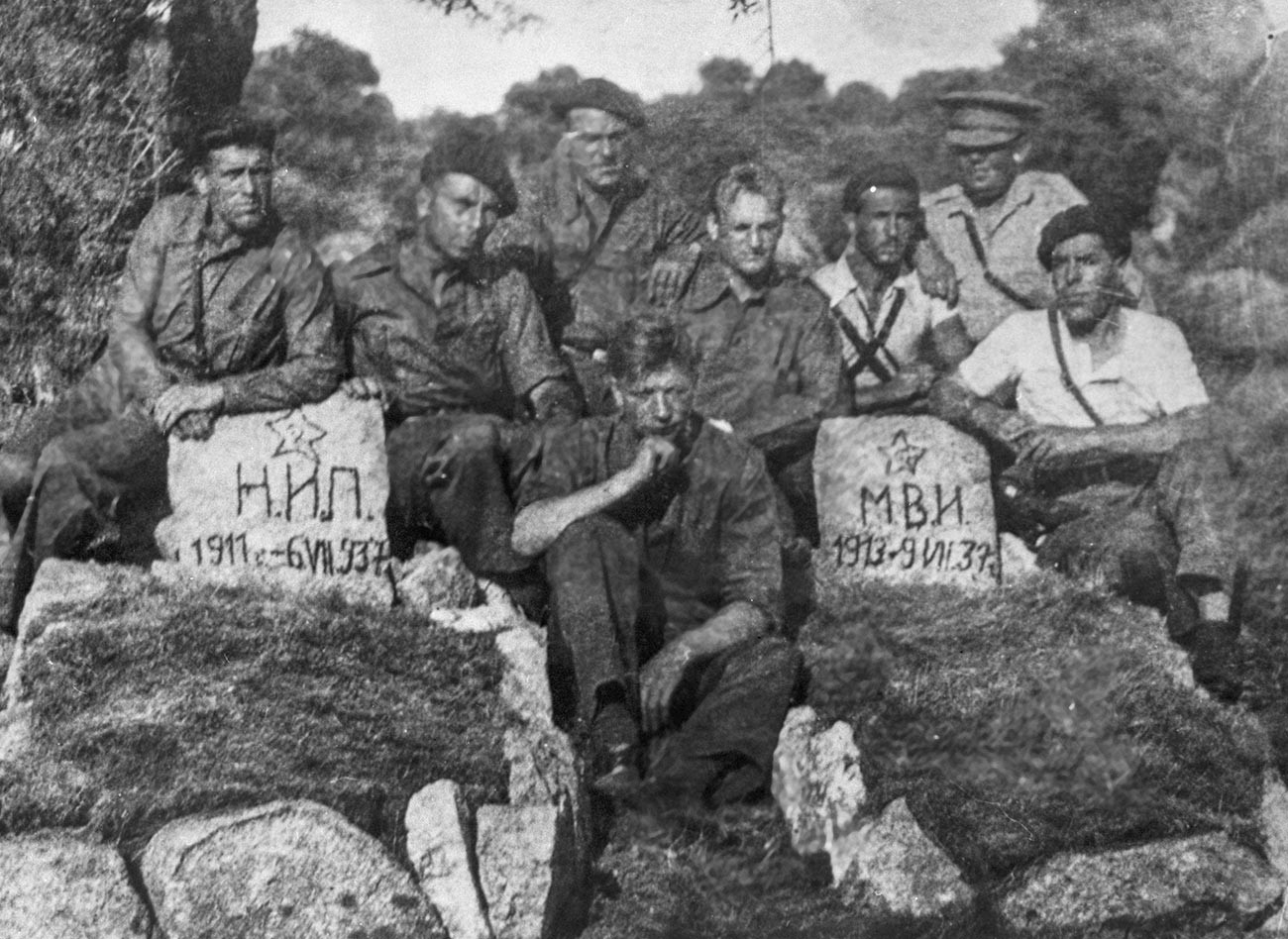 スペイン内戦で戦死した仲間の墓のそばに立つソ連の戦車兵