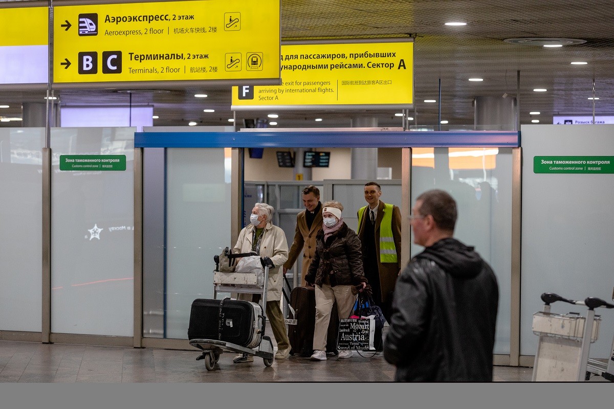 Passagers arrivant à l'aéroport moscovite de Cheremetievo