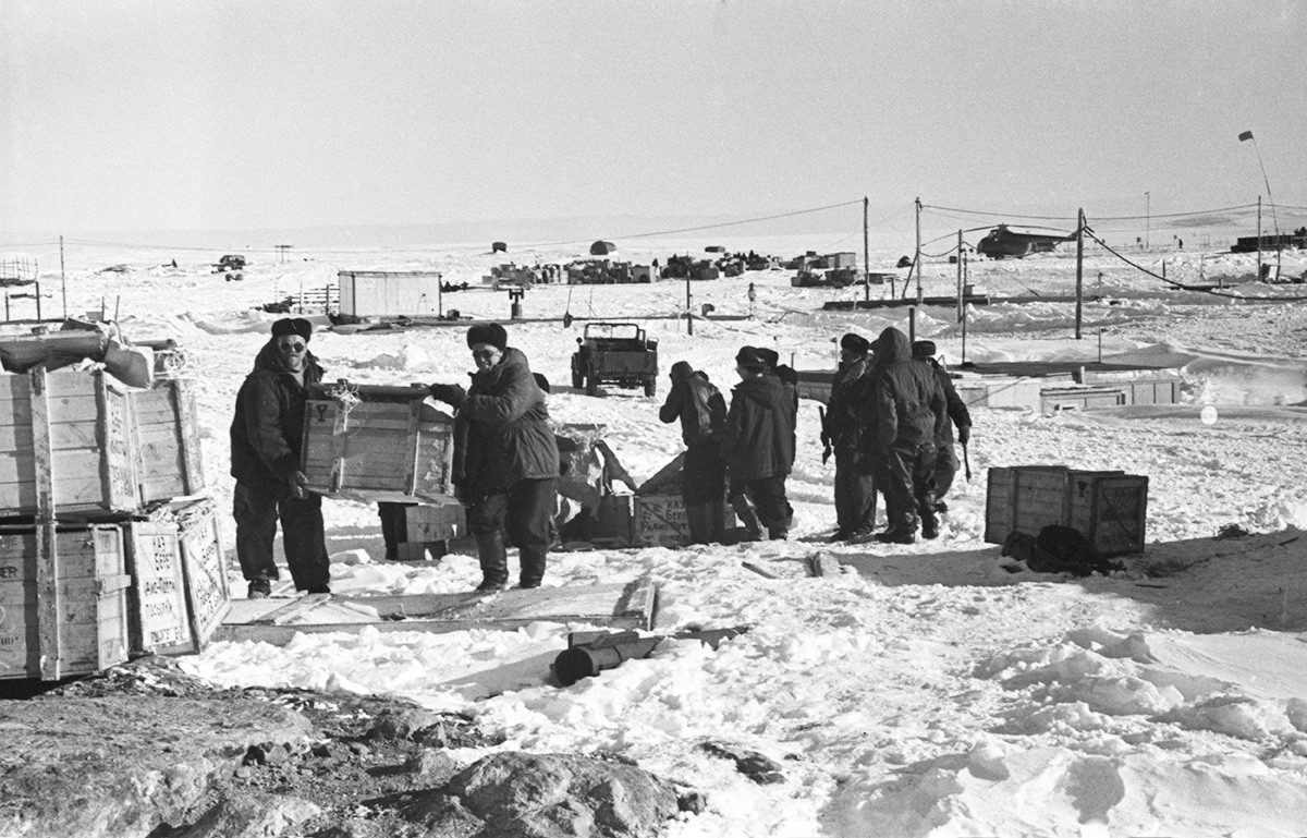 Ekspedisi Soviet ke kutub yang tak dapat diakses pada 1958 merupakan respons Uni Soviet terhadap pembangunan Stasiun Amundsen-Scott milik AS di Kutub Selatan pada 1956. 