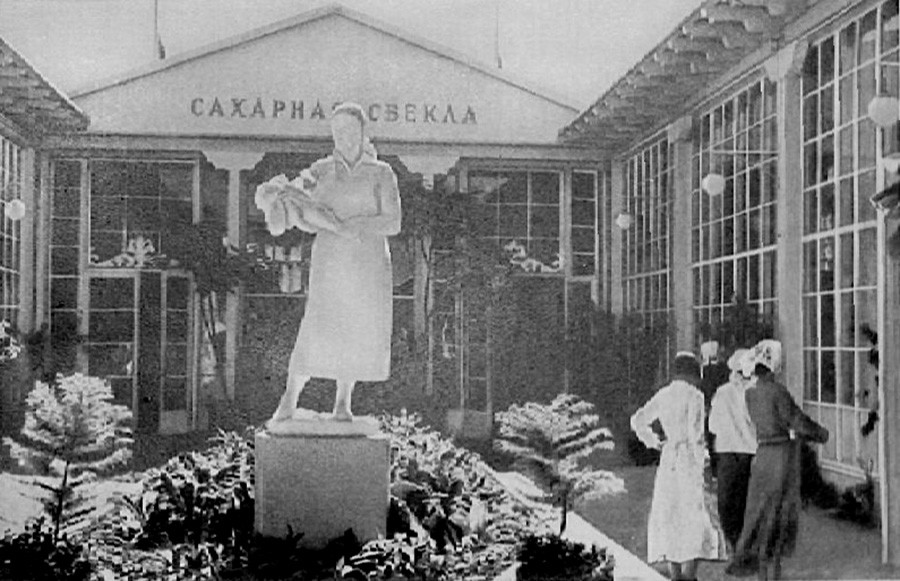 Il Padiglione “Sakharnaja svjokla” (“Barbabietola da zucchero”) in una foto del 1939