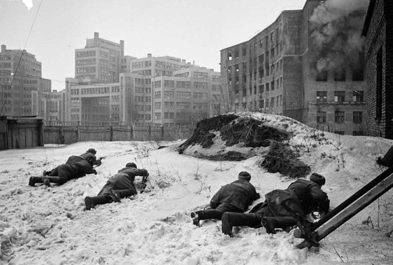Oslobađanje Harkova. Sovjetska pješadija ispred zgrade Gosproma. 