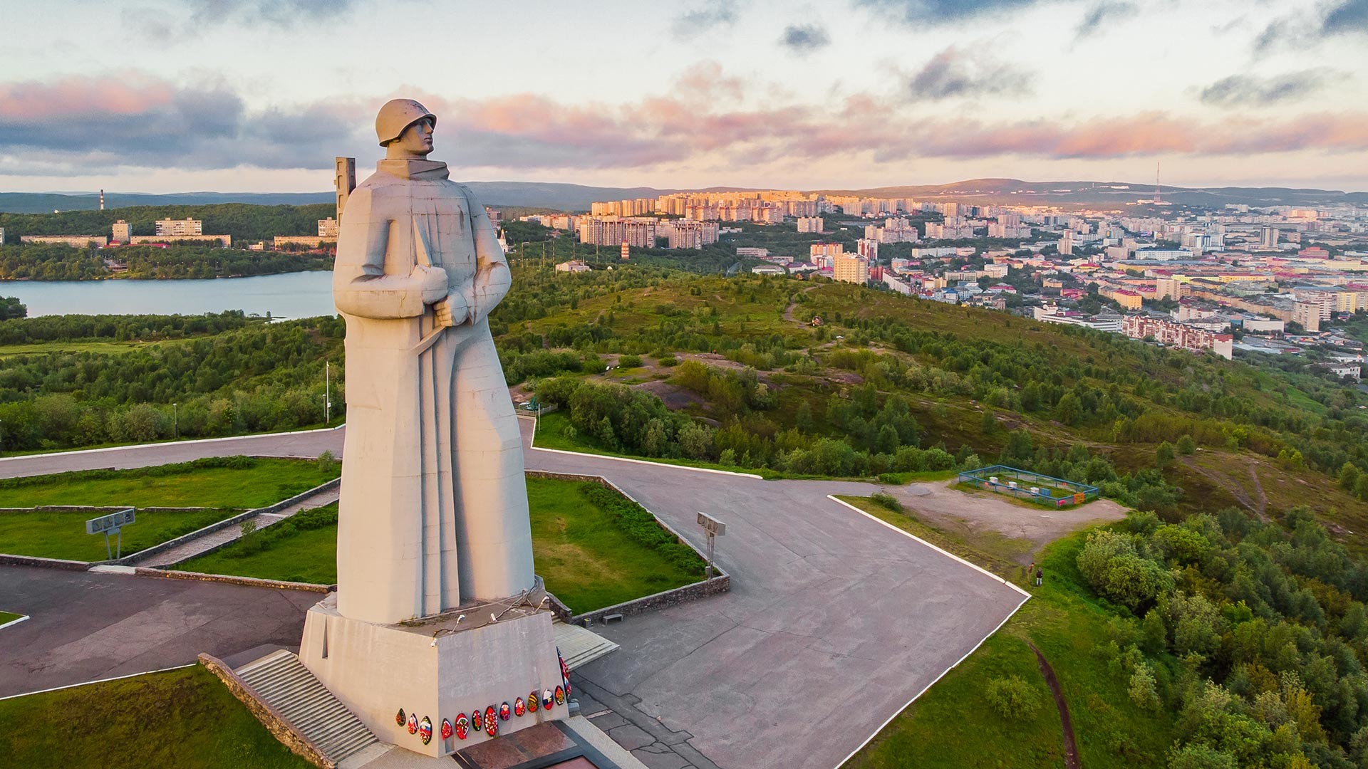 Monumen Pembela Arktik Soviet selama Perang Patriotik Raya di Murmansk.