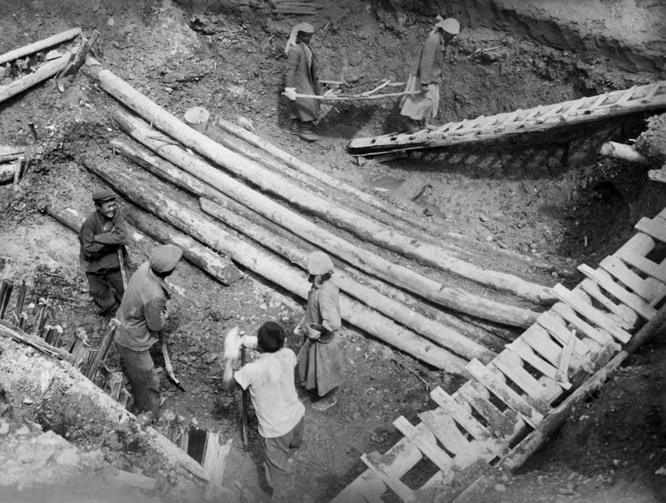 Penggalian makam orang Pazyryk. Balok-balok kayu “rumah” bawah tanah itu dapat terlihat dalam foto.