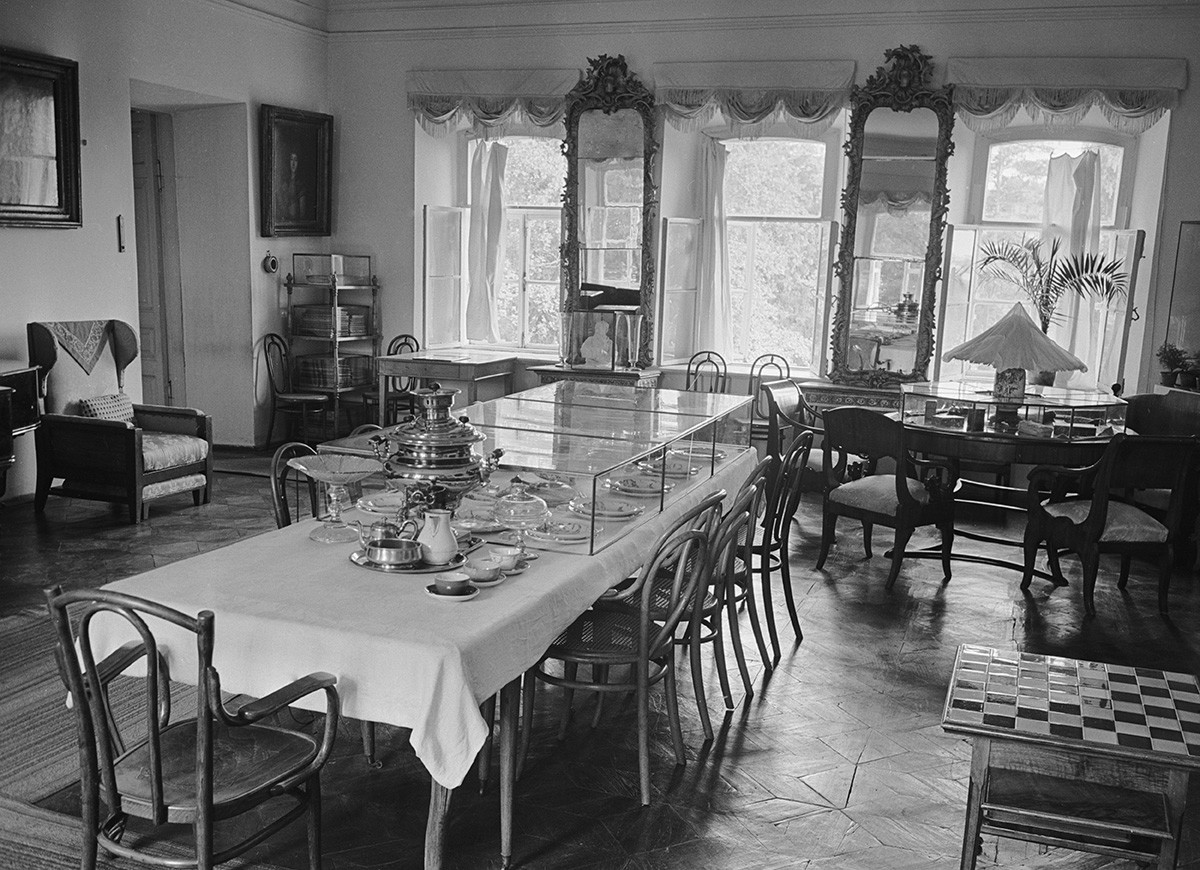 Regione di Tula, URSS, settembre 1960. Veduta della sala da pranzo al Museo di Jasnaja Poljana, dove visse lo scrittore Lev Tolstoj 