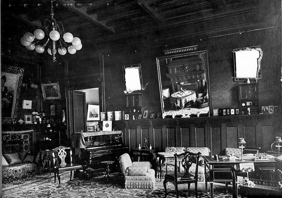 A dining room, 1910s. 