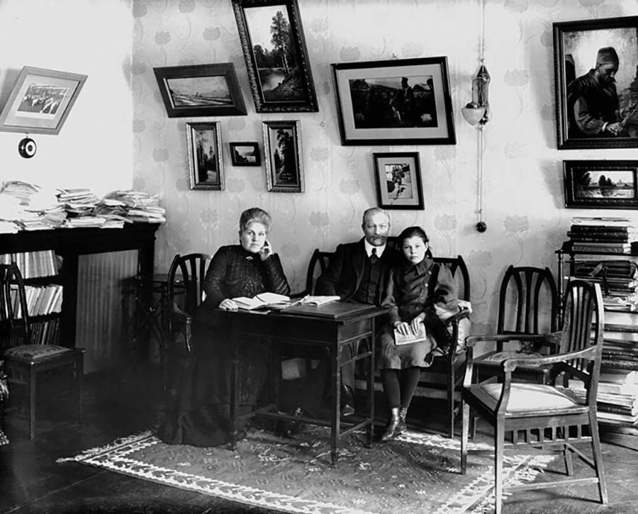 Павел Милюков с женой и дочерью в гостиной своей квартиры, 1910-е.