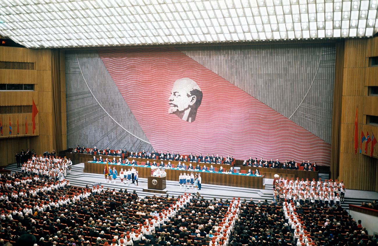 Московски пионери по време на заседание на ЦК на КПСС