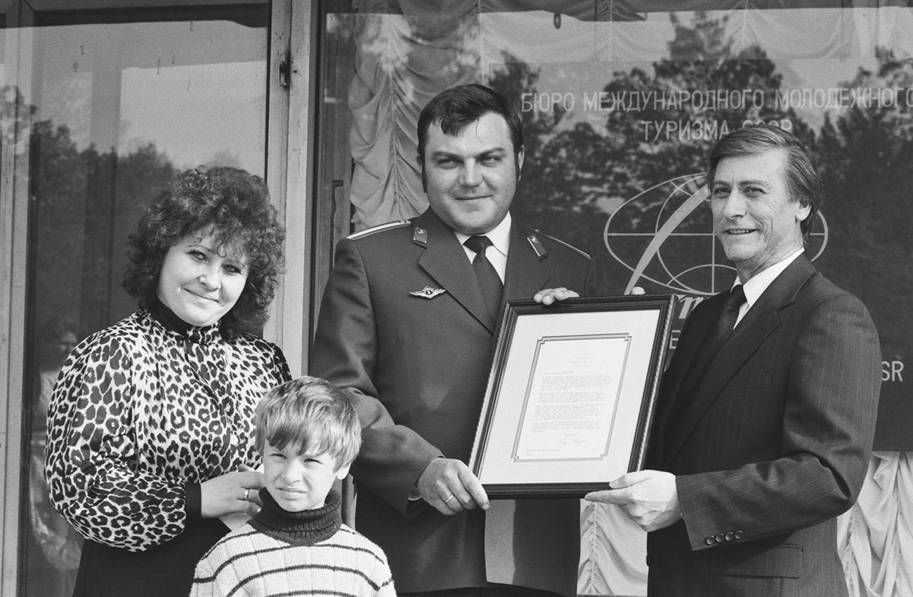 Полицајац Михаил Панкрушев са супругом и сином и поздравним писмом америчког председника Џорџа Буша.