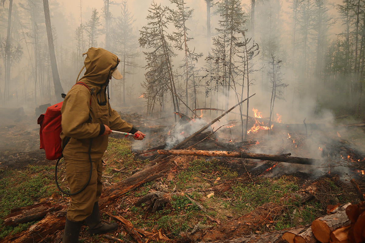 サハ共和国のマガラス村の近くで森林火災を消す地元の森林保護管理局の専門家