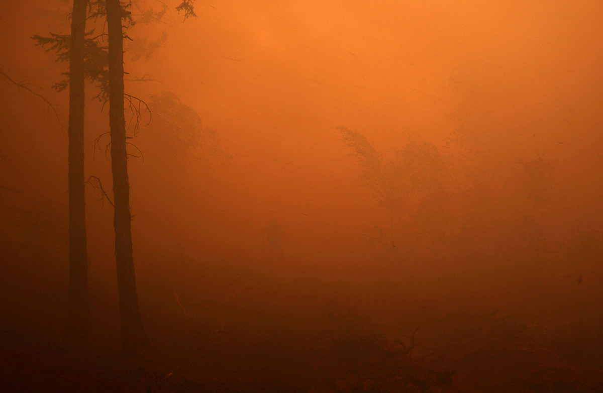 サハ共和国のマガラス村の近く森林火災