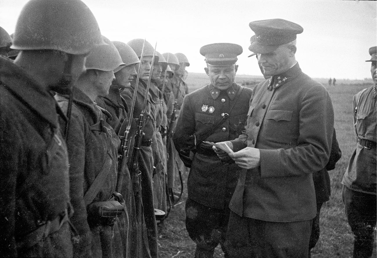 Командант фронта генерал-пуковник Иван Коњев (десно) и командант 31. армије генерал-мајор Виталиј Поленов разговарају са борцима 31. армије. Калињински фронт.