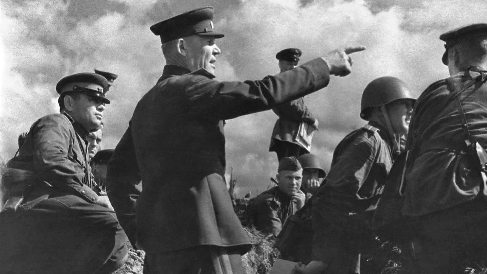 Командант Степског фронта генерал-пуковник И. С. Коњев током Белгородско-Харковске операције.