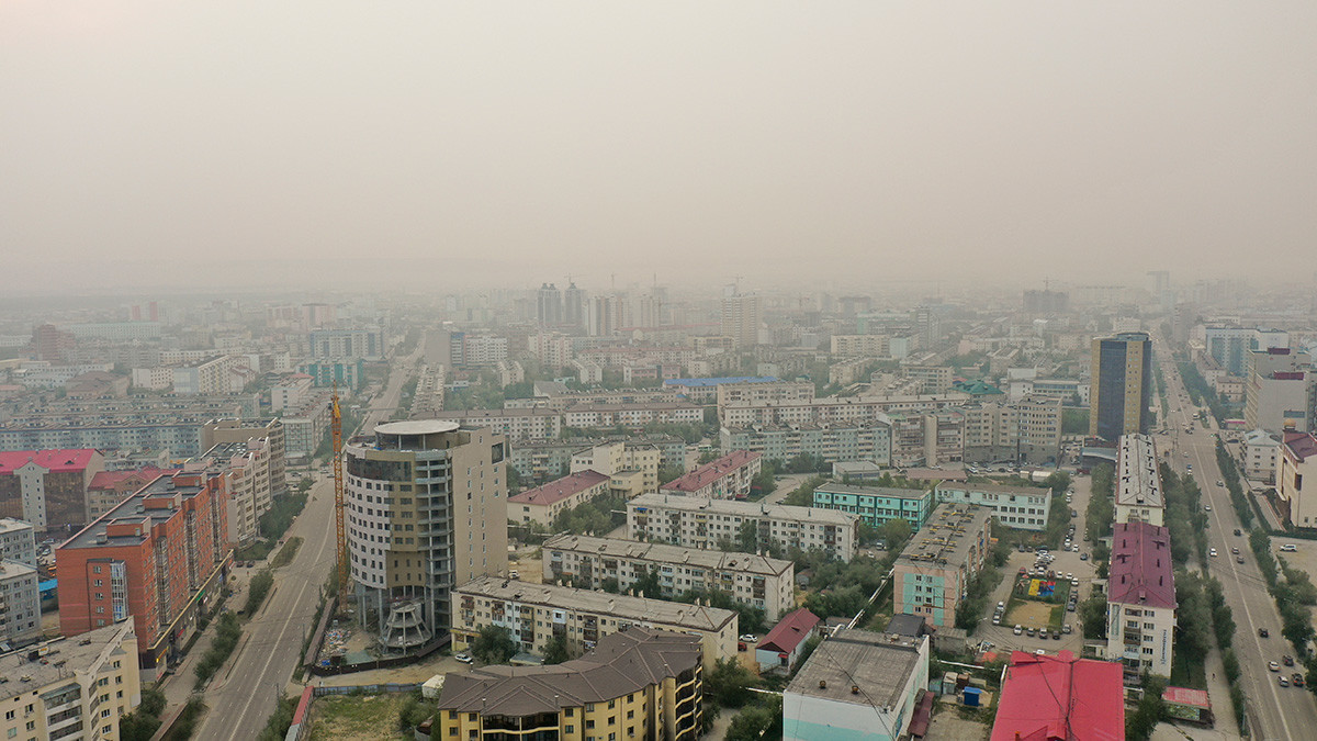 Iakoutsk enveloppée dans la fumée due aux incendies de forêt