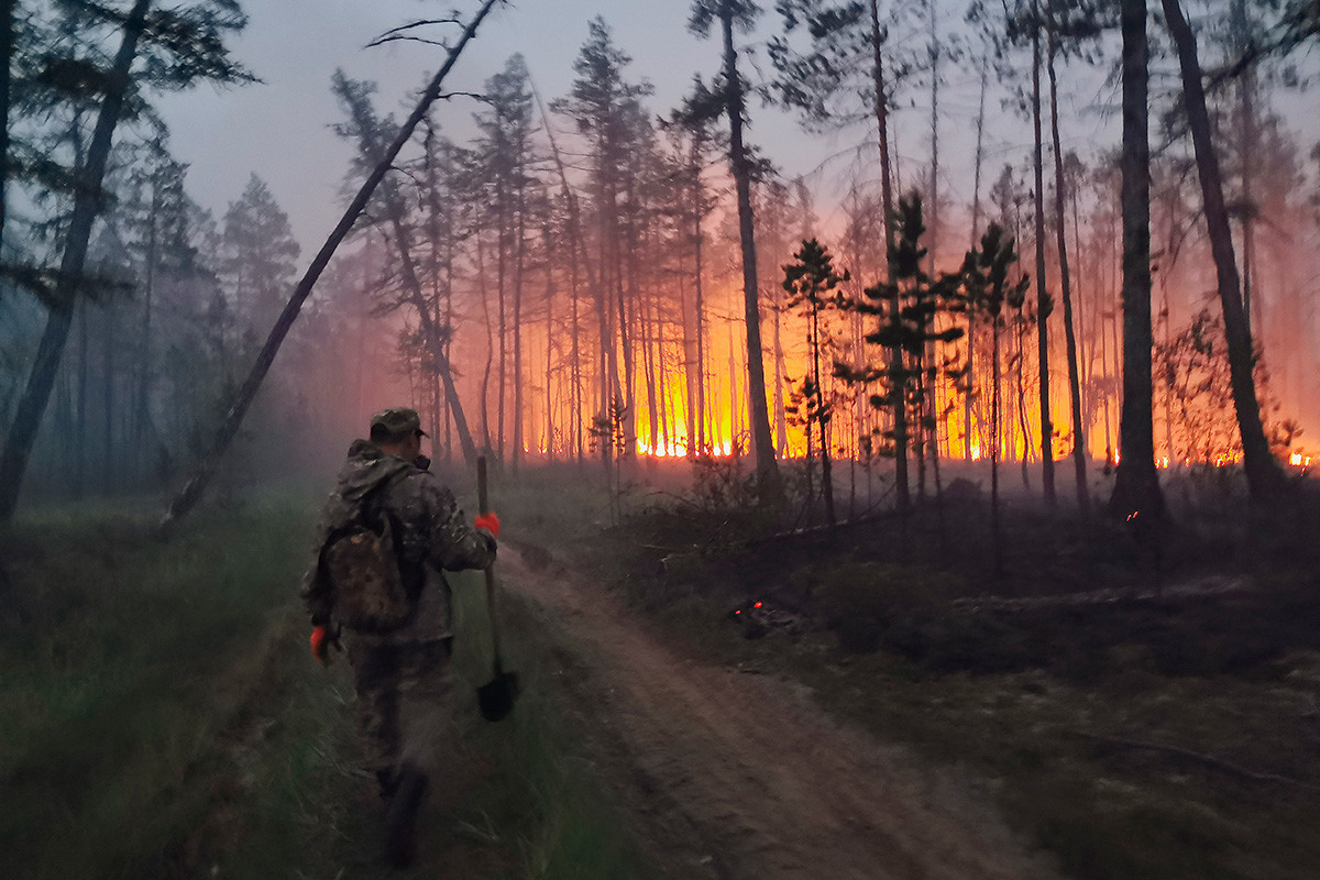 Voluntário durante combate a incêndios na Iakútia, 17 de julho de 2021