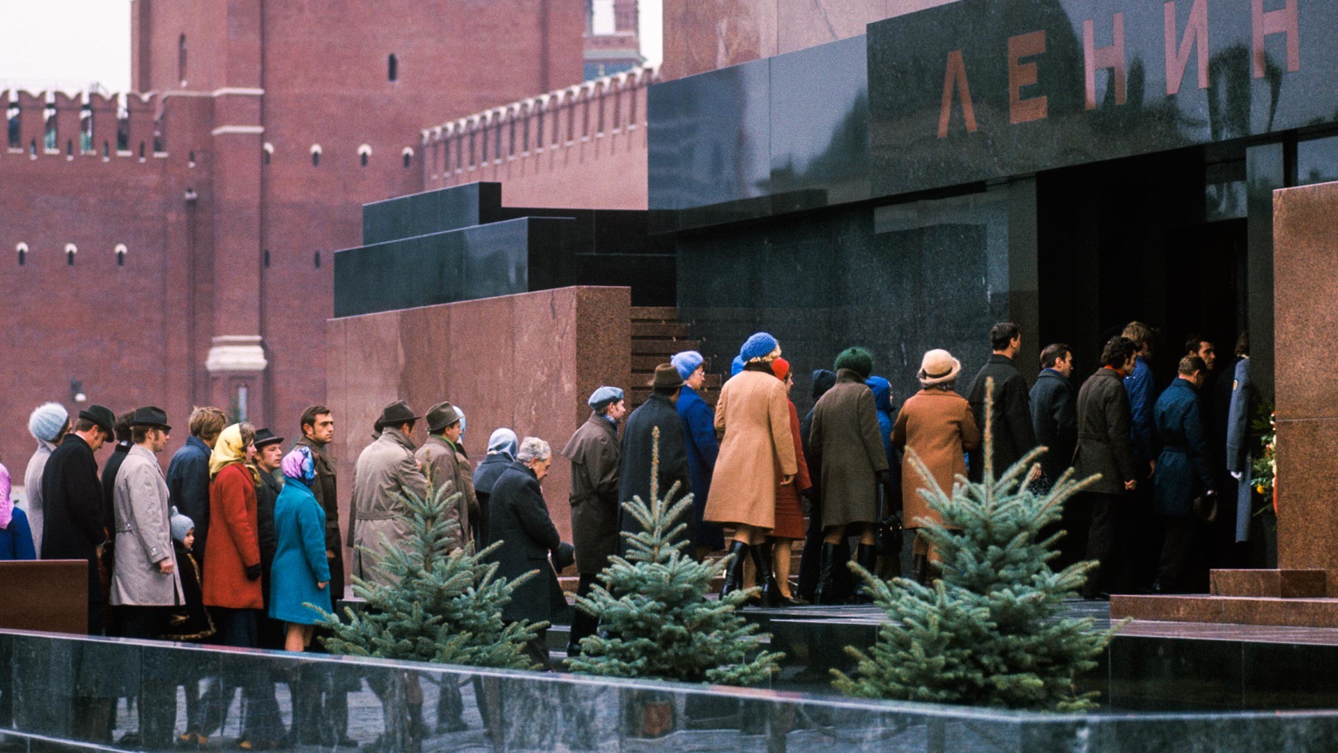 Persone in fila davanti al mausoleo in Piazza Rossa