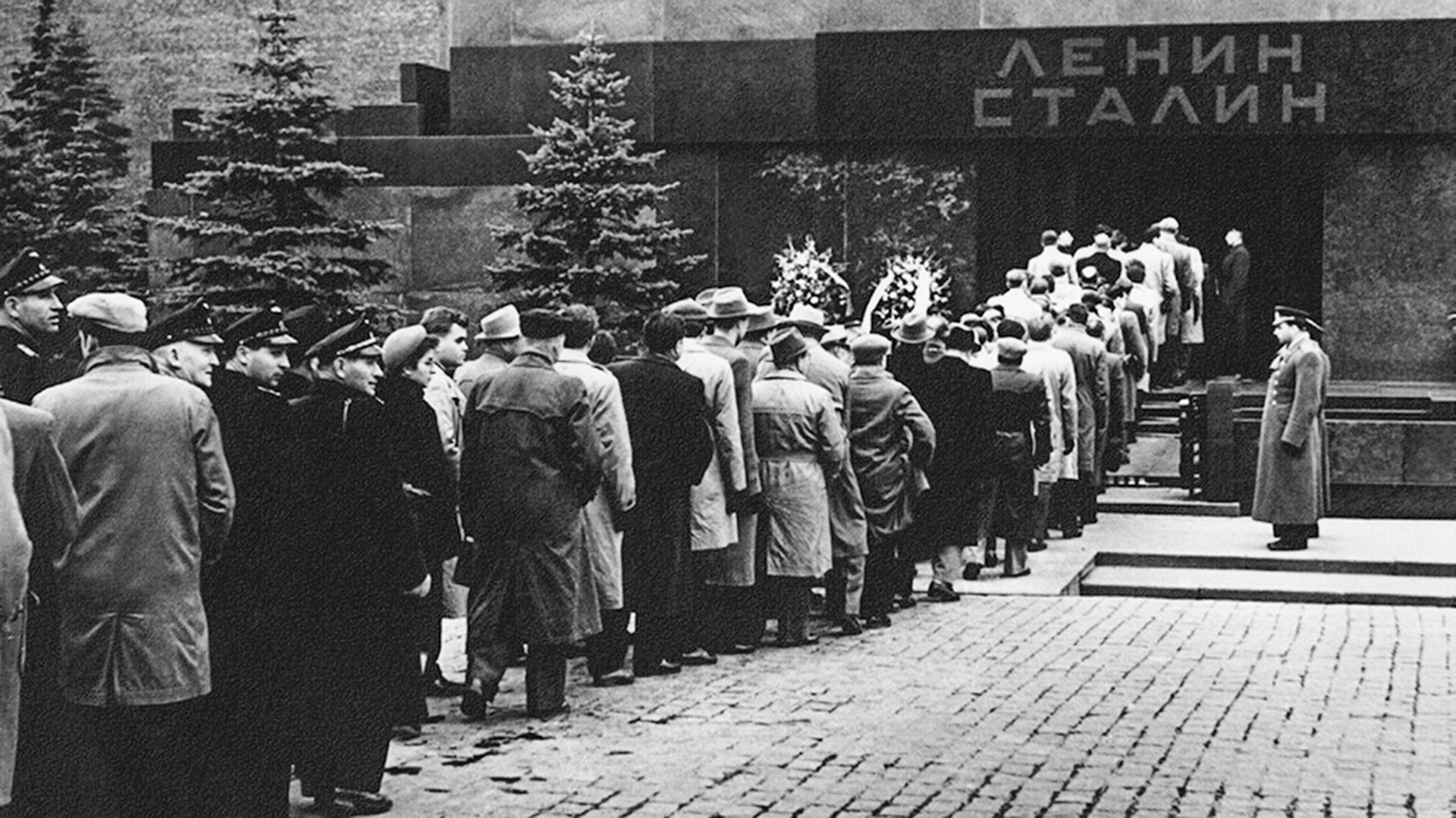 Persone in fila davanti al mausoleo di Lenin