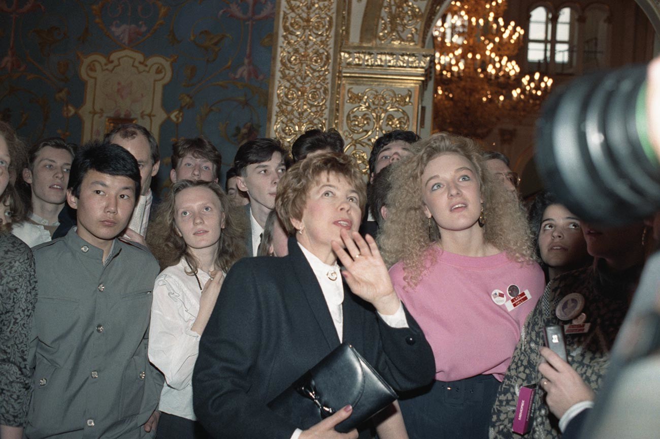 Raisa Gorbacheva, the wife of the Soviet leader Mikhail Gorbachev, with American teens in the Kremlin, 1989.
