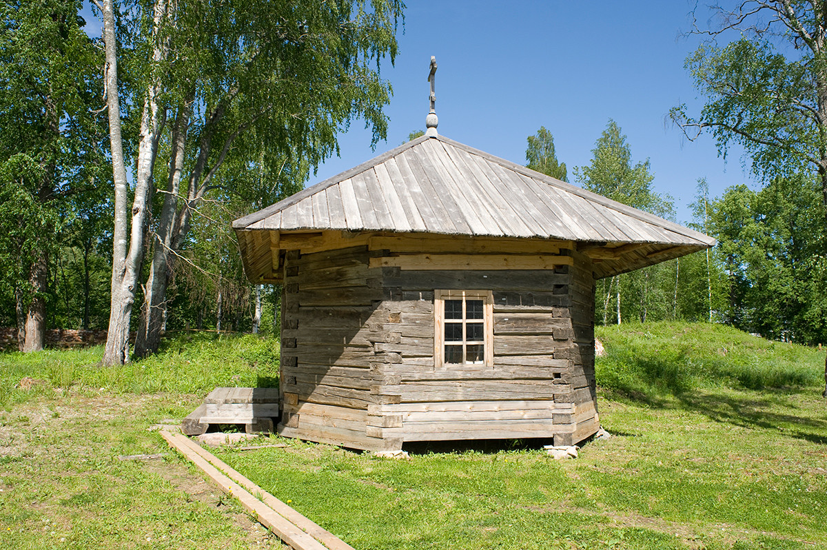 Pasynkovo village. Restored wooden chapel. June 1, 2014