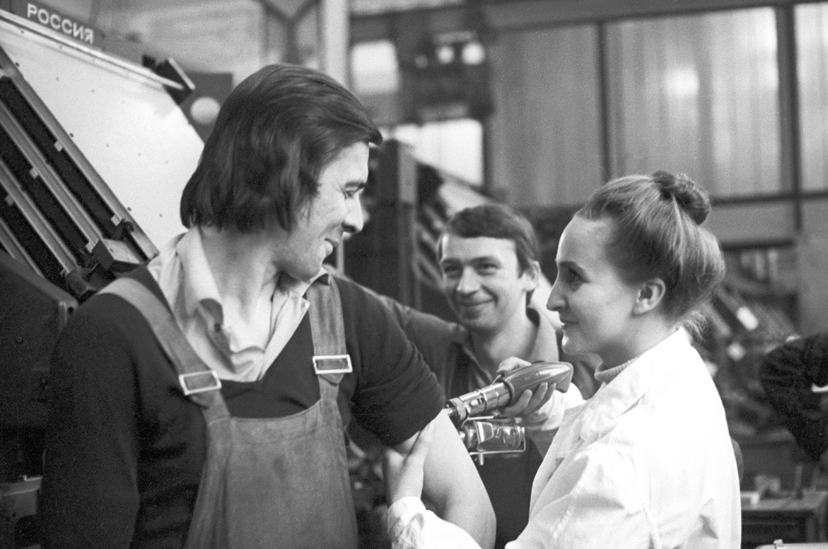 工場でワクチンを受ける労働者、1977年