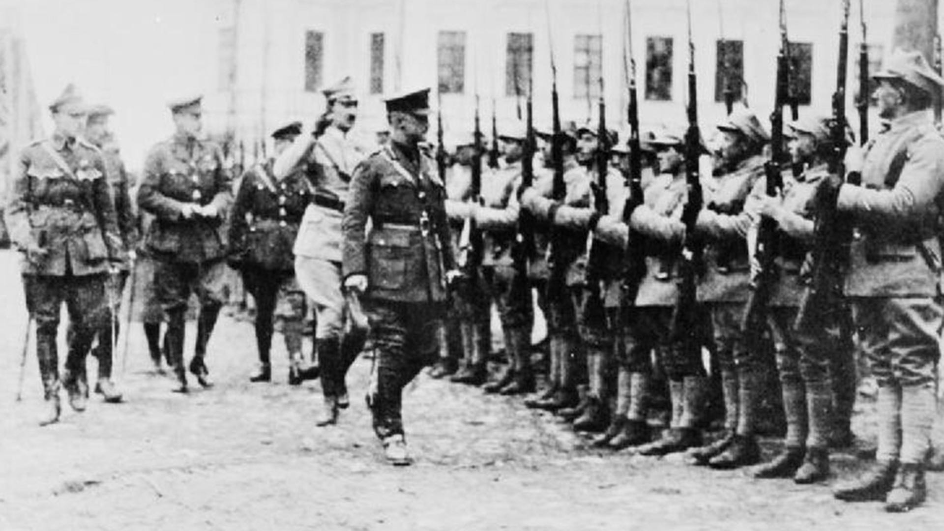 Polnische, britische und französische Offiziere inspizieren eine Abteilung polnischer Truppen des sogenannten Murmansk-Bataillons vor ihrer Abreise zur Front, Erzengel 1919.
