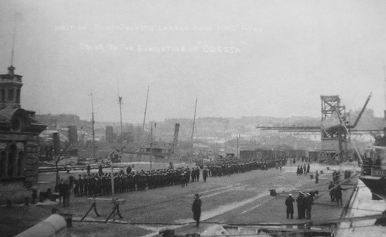 Britische Blaujacken landeten von HMS Ajax im Hafen von Odessa. Evakuierung von Odessa.