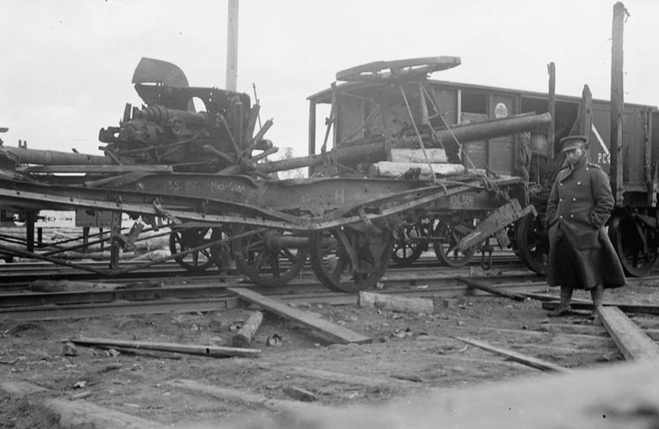 Die Nordrussland-Intervention, 1918-1920 Die Überreste eines Panzerzugs, Murmansk, September 1919.