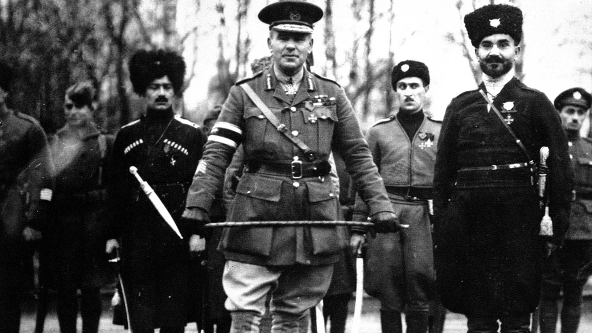 Der britische General Frederick C. Poole, der bis Oktober 1918 zusammen mit einigen Kosaken die alliierten Truppen in Archangelsk befehligte. Später bei der Weißen Armee in Südrussland stationiert.