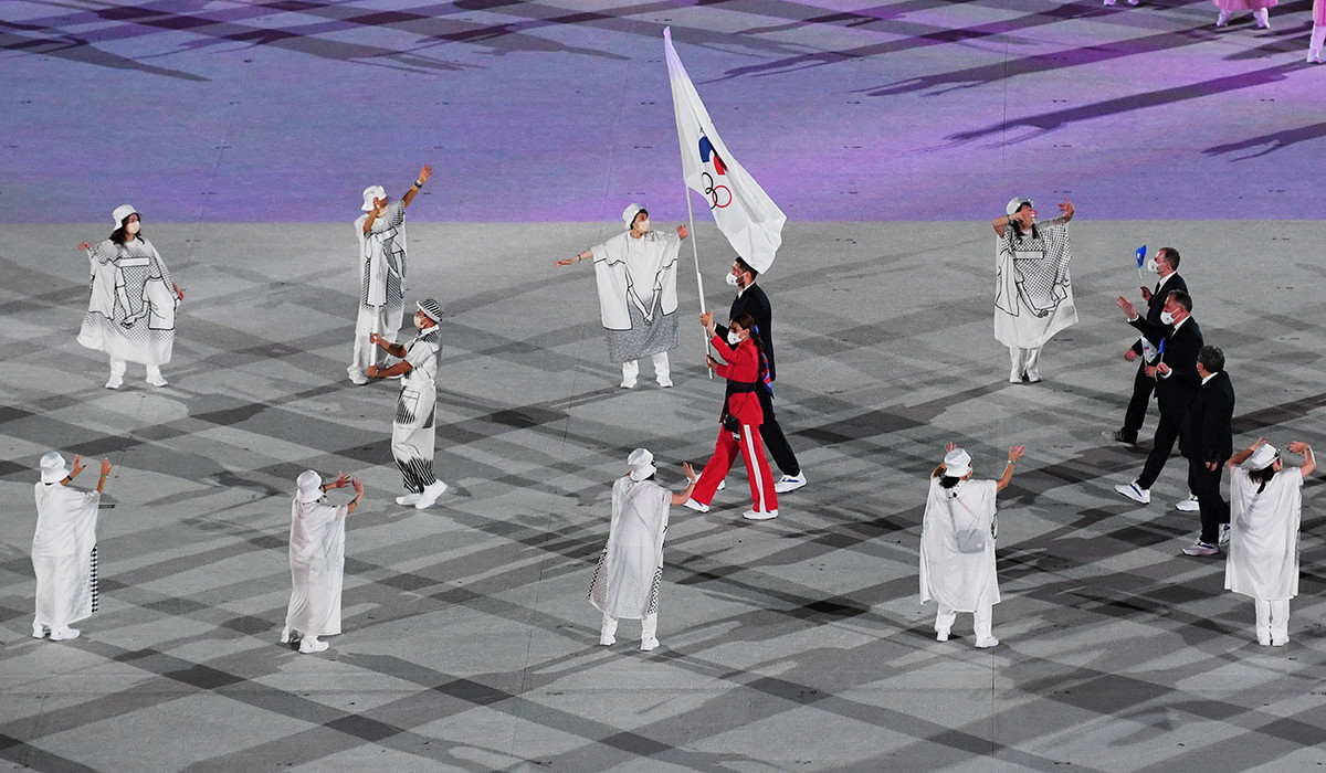 Die Fahnenträger Sofia Welikaja und Maxim Michajlow vom russischen Olympischen Komitee führen das Aufgebot ihres Landes während der Eröffnungszeremonie der Olympischen Spiele 2020 in Tokio.