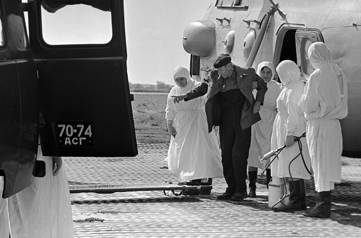 Envoi d'un patient atteint du choléra dans un hôpital spécialisé dans les maladies infectieuses à Astrakhan, 1970