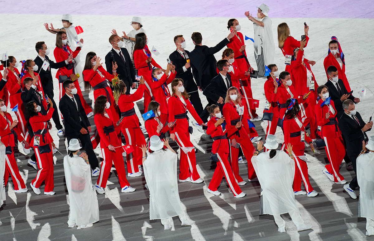 Membres de l'équipe du COR lors du défilé des athlètes à la cérémonie d'ouverture des XXXIIe Jeux olympiques d'été à Tokyo.
