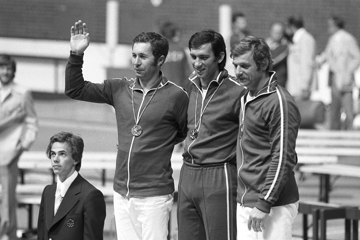 Esgrimistas soviéticos dominaram o pódio nos Jogos Olímpicos de Verão de 1976, em Montreal. Da esq. à dir.: medalhista de prata Vladimir Nazlimov, de ouro Viktor Krovopuskov e de bronze Viktor Sidyak