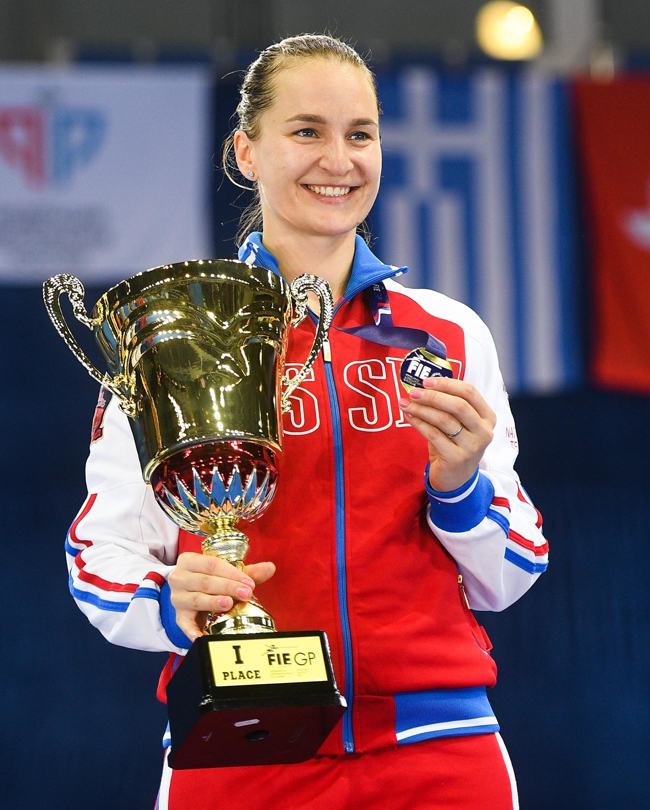 Die Gewinnerin im Wettbewerb der persönlichen Meisterschaft der Frauen beim internationalen Fechtturnier Moskauer Säbel - 2019 Sofia Welikaja.