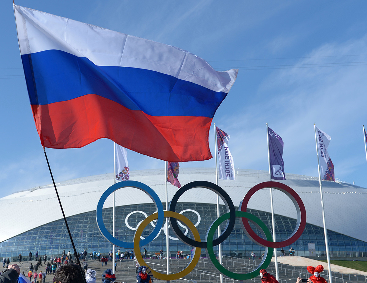 Aficionados al deporte con banderas rusas en el Parque Olímpico durante los Juegos Olímpicos de Invierno de Sochi 2014.
