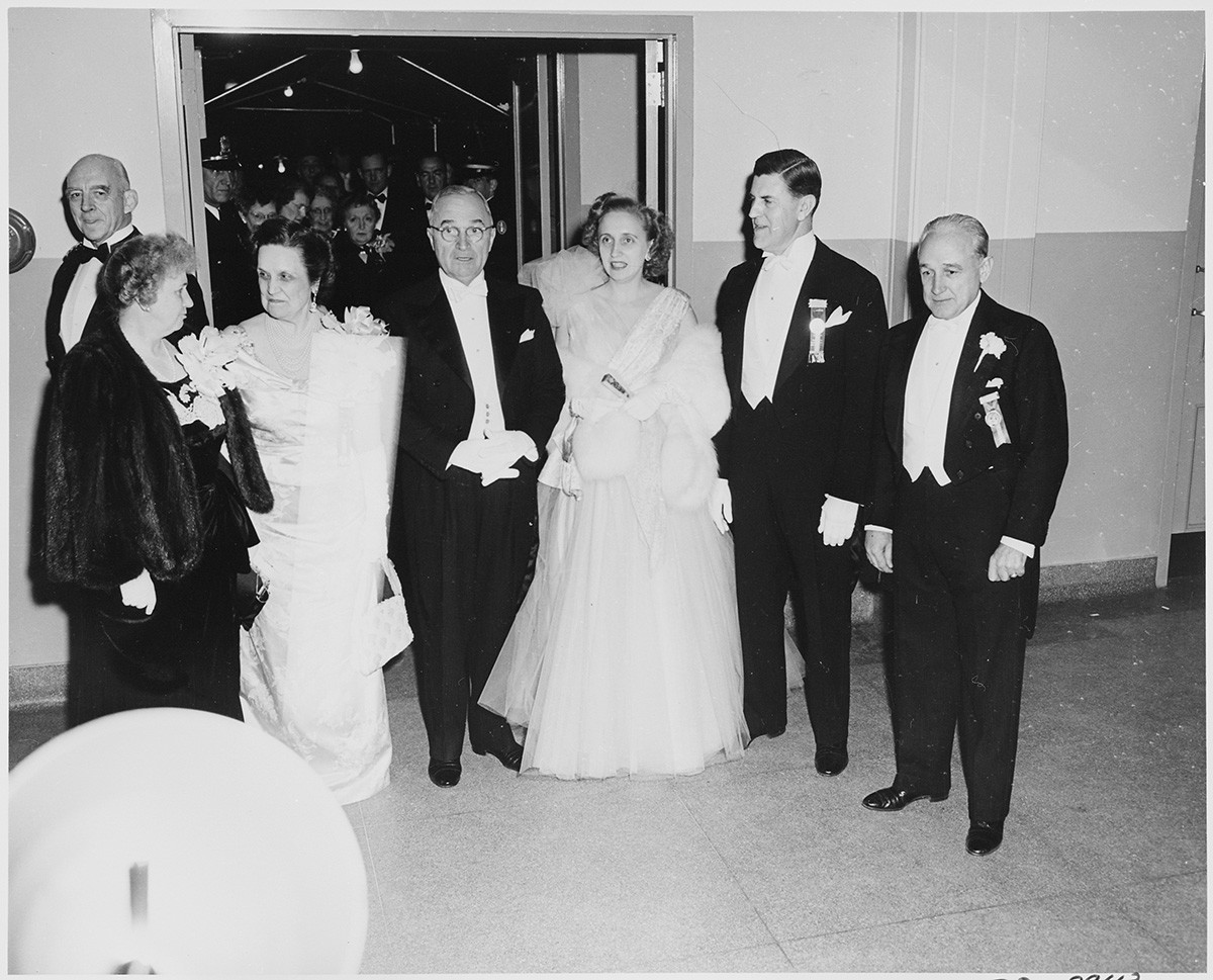 Perle Mesta (deuxième femme à gauche) en compagnie du président américain Harry S. Truman en 1949
