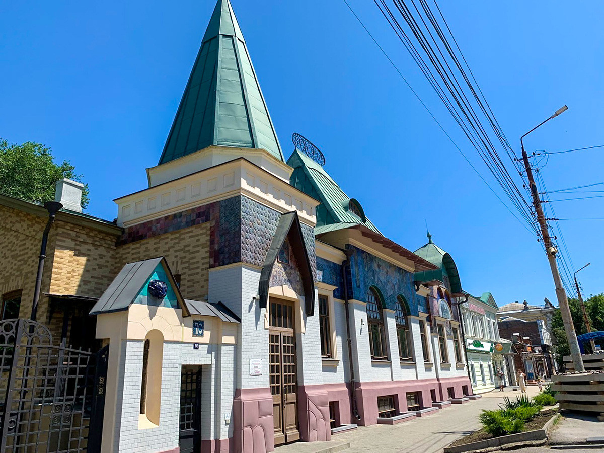 Vila Šaronova, zgrajena v secesijskem slogu, je majhna kopija moskovskega Jaroslavskega kolodvora
