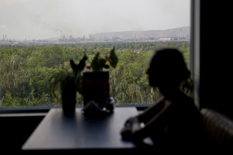 Une vue du fleuve depuis la fenêtre d'un centre commercial à Magnitogorsk.