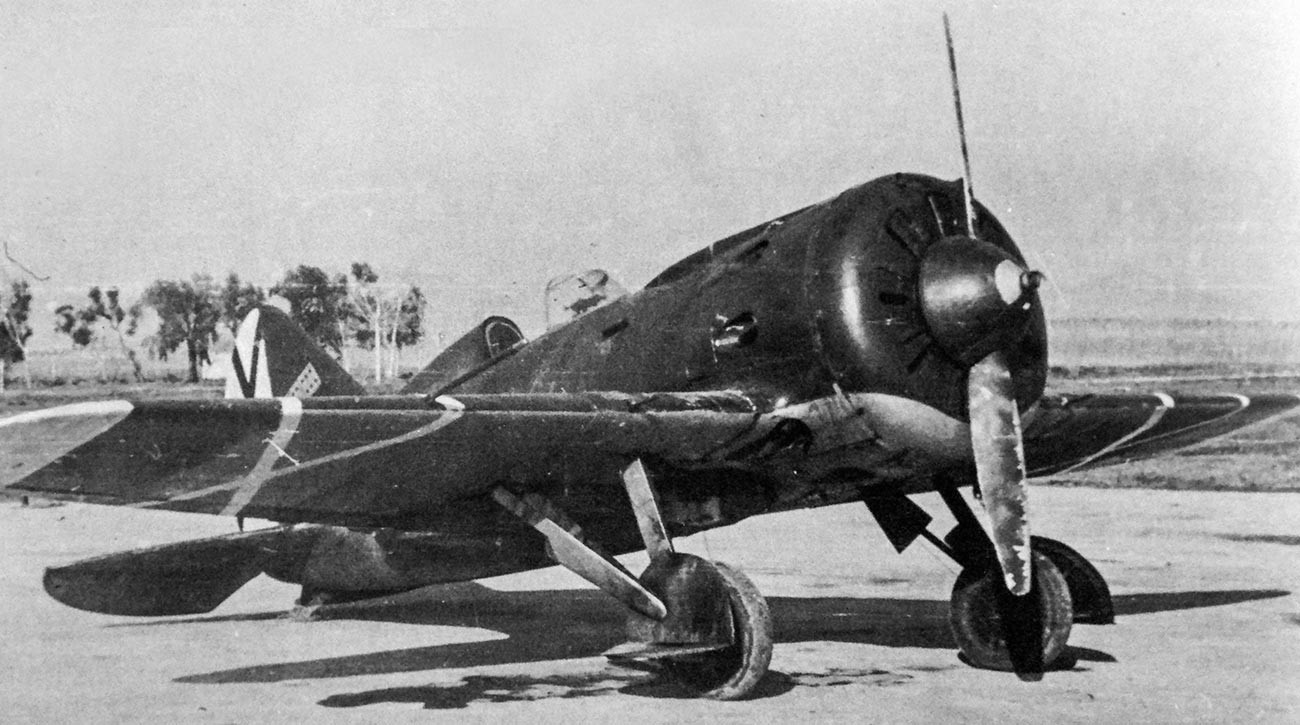 Pesawat tempur Polikarpov I-16 Soviet di Spanyol.