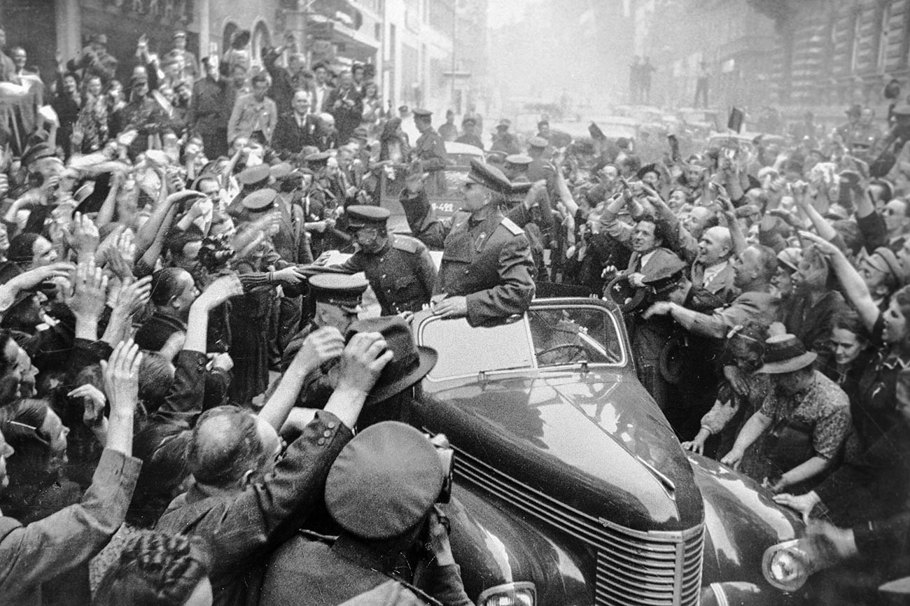Die Einwohner von Prag begrüßen die sowjetischen Soldaten der Befreier, angeführt von Marschall Iwan Konew.