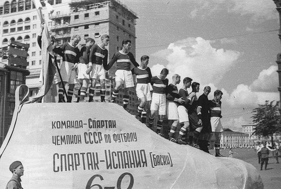 Klub sepak bola Spartak selama parade atlet, 1937.