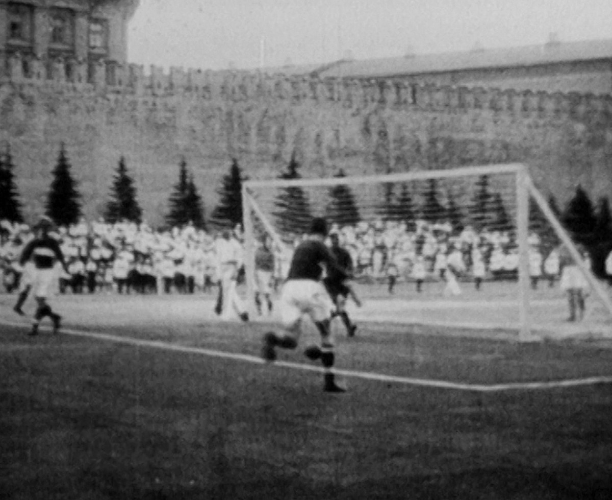Pertandingan sepak bola di Lapangan Merah, Moskow.