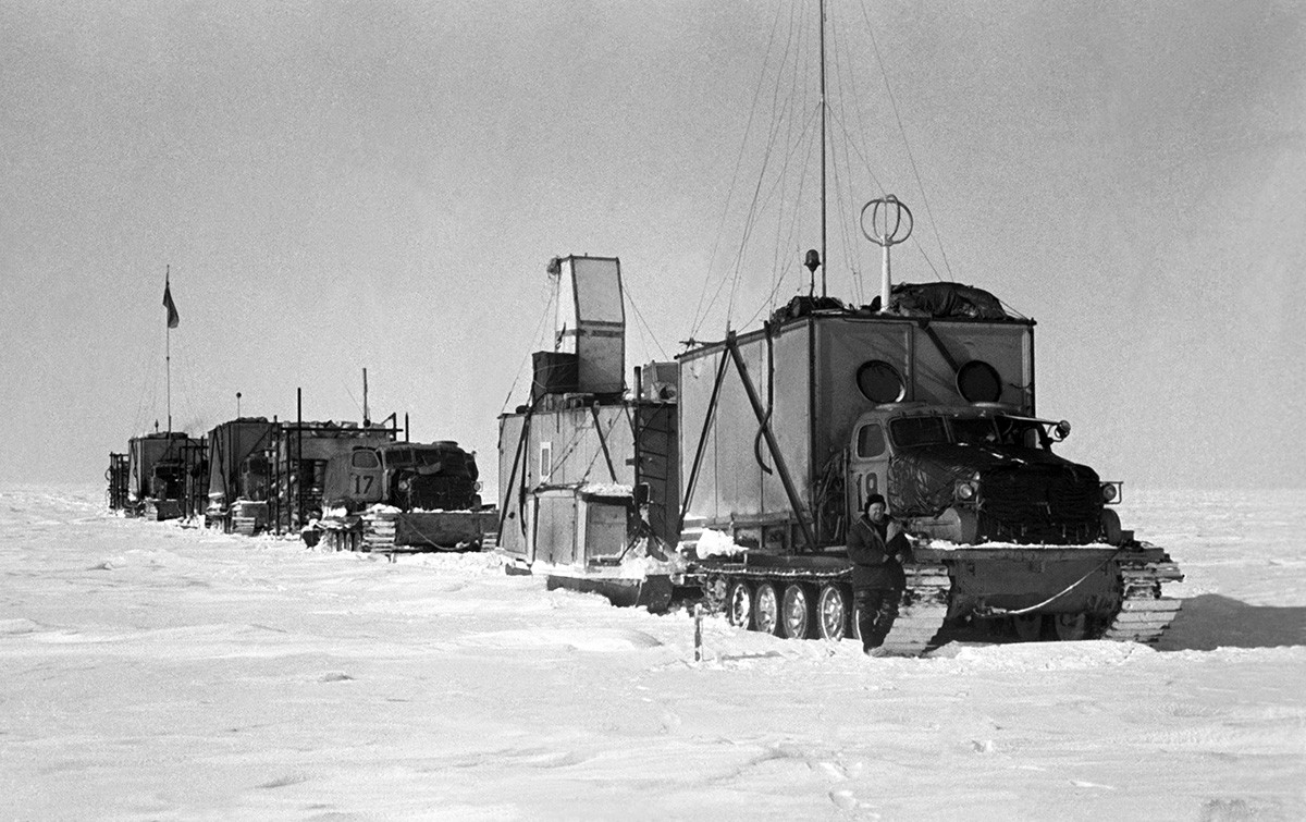 Antarktis, 1959. Eine Ansicht zeigt den Schlitten-Traktor-Zug der dritten sowjetischen Antarktisexpedition. Das genaue Datum des Fotos ist unbekannt.