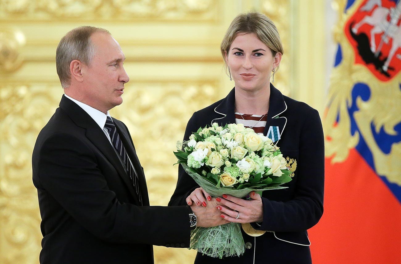 Presidente russo, Vladimir Putin, e a campeã olímpica de esgrima Inna Deriglazova, agraciada com a Ordem da Amizade, na cerimônia de premiação para integrantes da seleção olímpica russa após as Olimpíadas do Rio de Janeiro de 2016, no Kremlin
