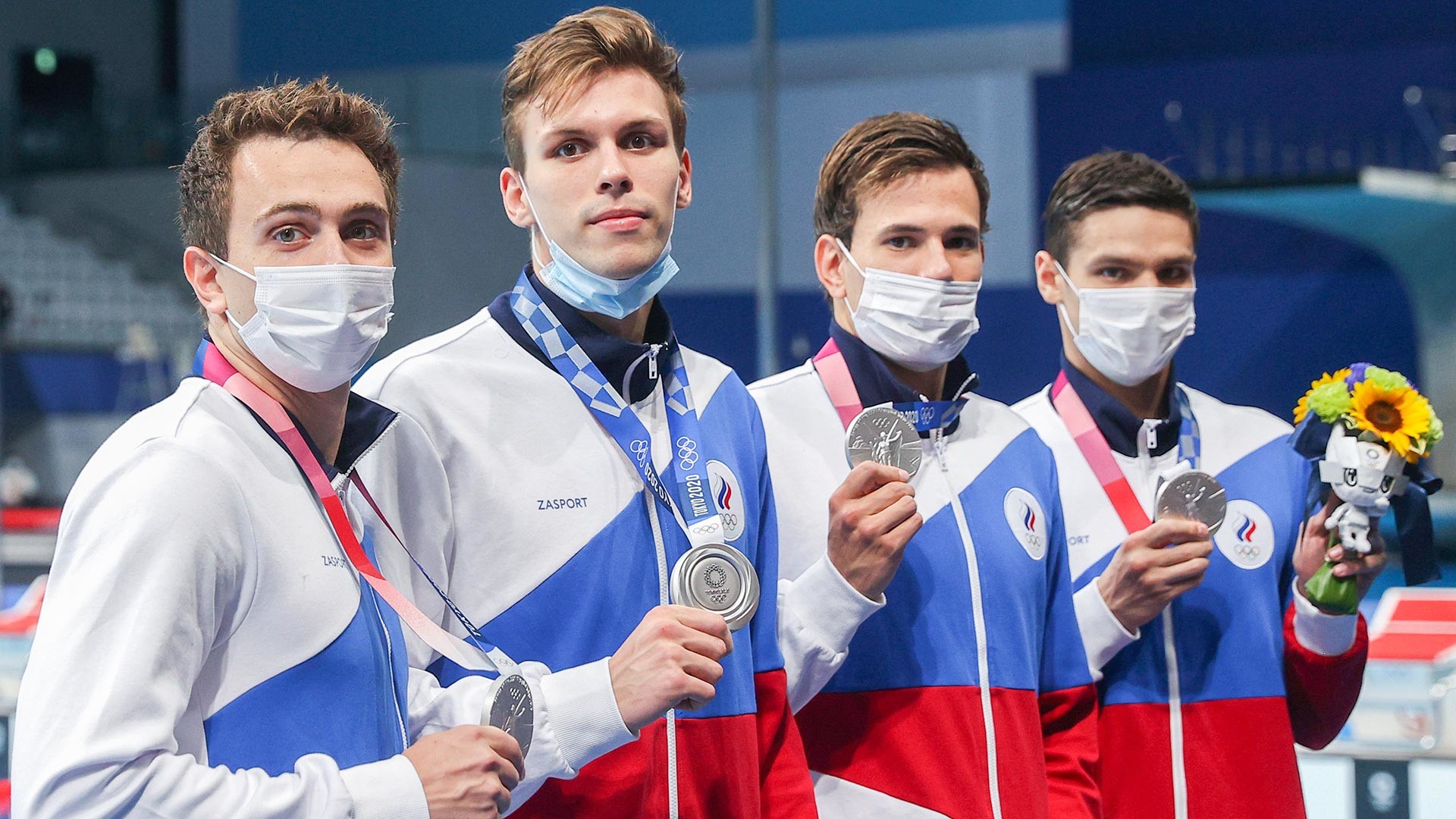 Центар за водене спортове. Пливање. Мушкарци. Штафета 4х200 м слободни стил. Церемонија доделе награда спортистима тима Руског олимпијског комитета који су освојили сребрне медаље.