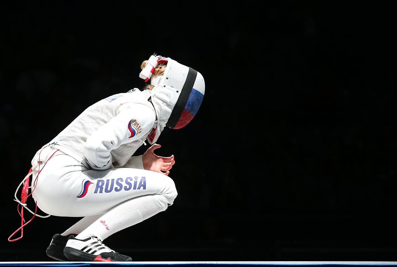 La Russe Inna Deriglazova lors de son duel au fleuret contre l'Italienne Arianna Errigo aux Championnats du monde d'escrime 2015