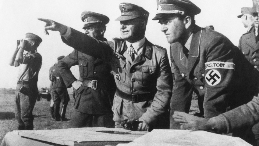 Albert Speer, ministro alemán de Armamento y Producción de Guerra del Tercer Reich, con oficiales del grupo de ingeniería militar Organisation Todt en el Frente Oriental, 1943.